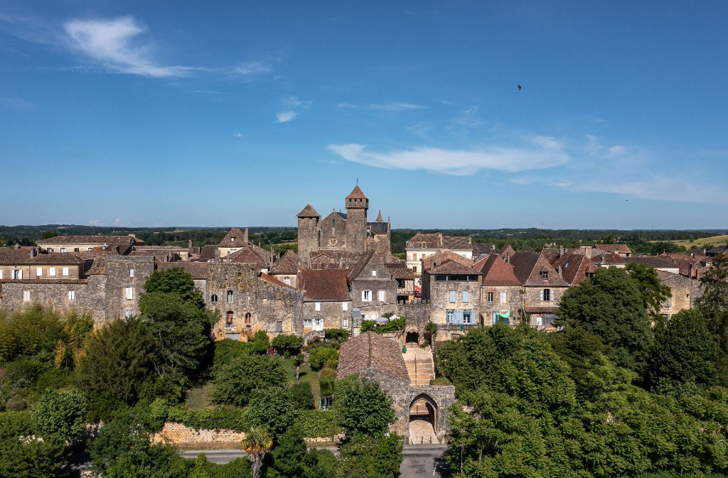 découvrez le toit du périgord, un lieu emblématique où la nature rencontre l'architecture authentique. explorez ses paysages pittoresques, ses villages médiévaux et sa gastronomie riche. parfait pour les amoureux de l'histoire et de la nature!