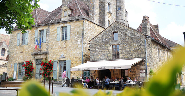 découvrez le toit du périgord, un voyage au cœur de paysages magnifiques, de traditions artisanales et d'une gastronomie riche. explorez les charmants villages, les châteaux historiques et les trésors naturels de cette région emblématique du sud-ouest de la france.