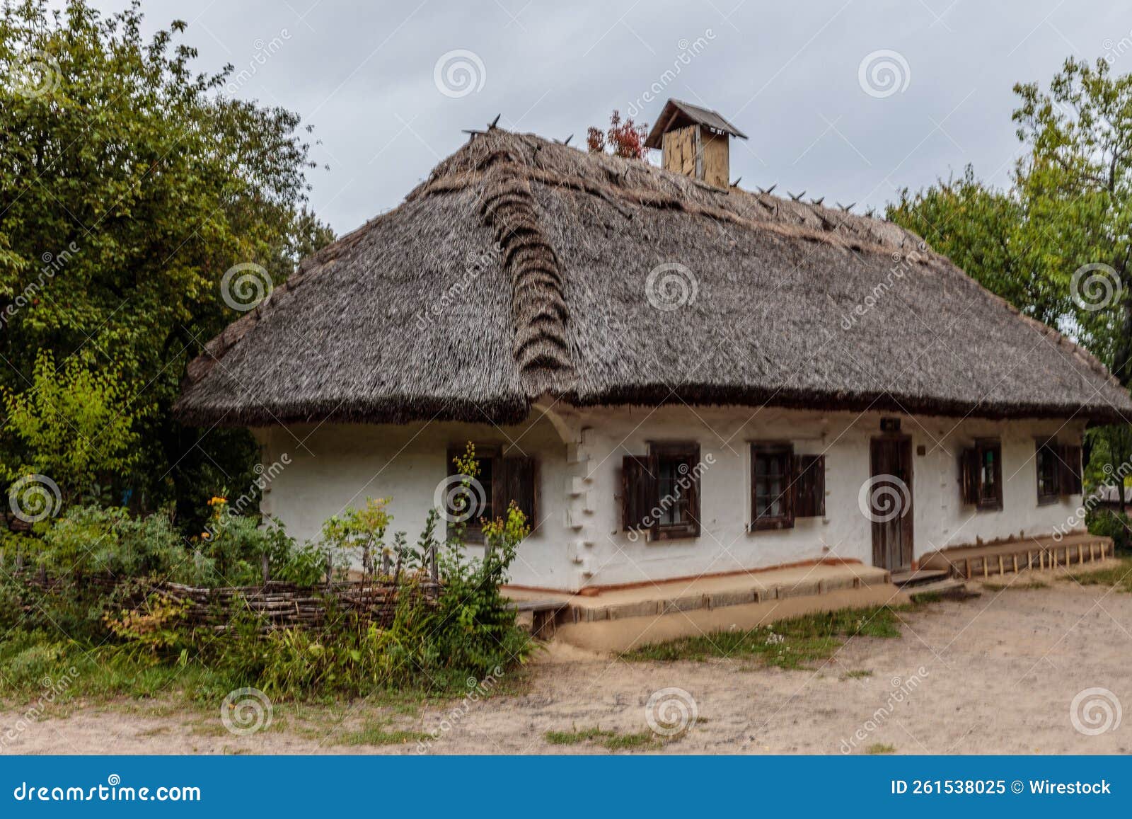 découvrez l'élégance et la durabilité des toits en roseaux, une solution écologique qui allie tradition et modernité. apprenez-en plus sur les avantages, l'entretien et les techniques de pose pour sublimer votre maison.