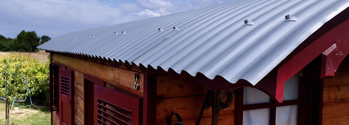 découvrez les avantages du toit en tôle, une solution durable et économique pour protéger votre maison. alliant esthétisme et résistance, le toit en tôle s'adapte à tous les styles et offre une excellente protection contre les intempéries. explorez les différents types, couleurs et finitions disponibles pour embellir votre habitation.