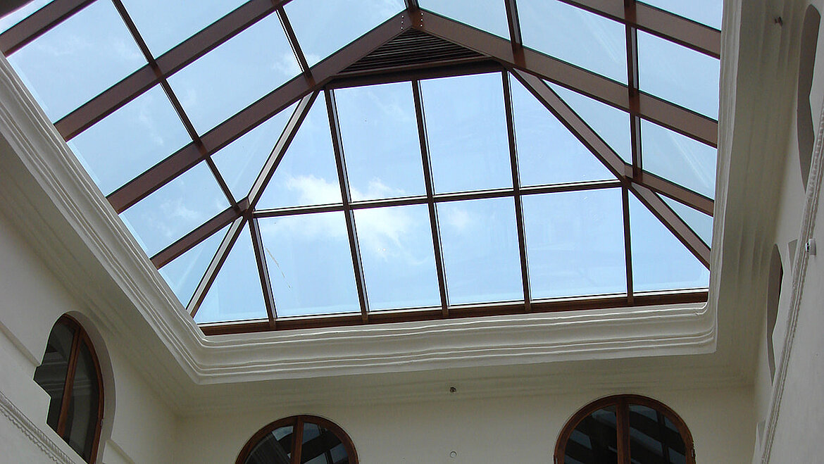 découvrez les avantages d'un toit en verre : luminosité, design moderne et intégration harmonieuse dans votre espace. transformez votre intérieur avec cette solution élégante et fonctionnelle.