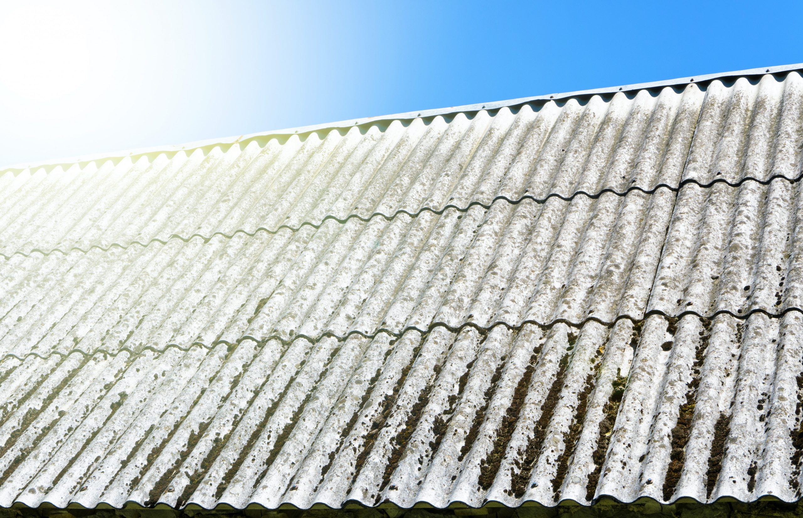 découvrez tout ce qu'il faut savoir sur les toits en fibrociment : avantages, entretien, durabilité et conseils d'installation. idéal pour ceux qui recherchent une option économique et résistante pour leur couverture.