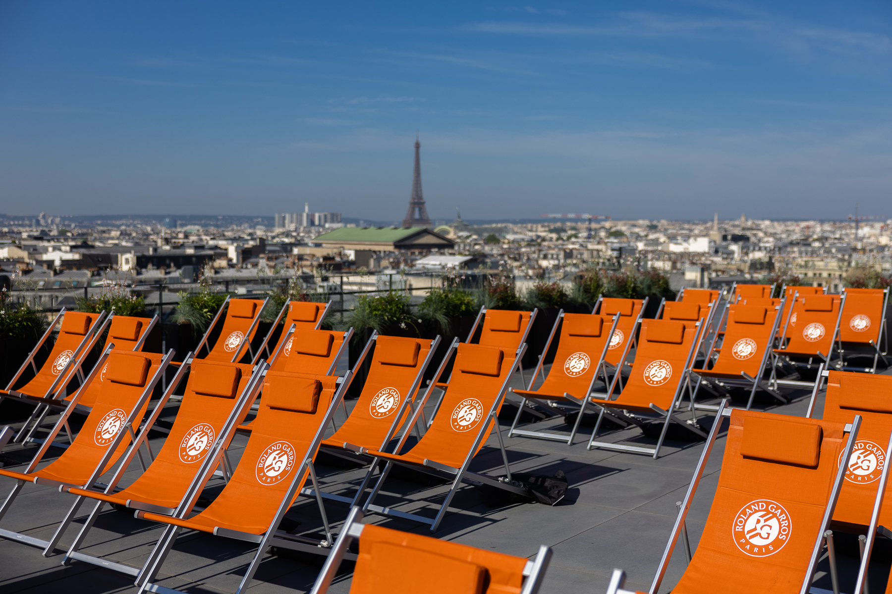 découvrez le toit des galeries lafayette, un espace unique offrant une vue imprenable sur paris. profitez des boutiques tendance, de la gastronomie savoureuse et d'une ambiance inoubliable au cœur de la capitale.