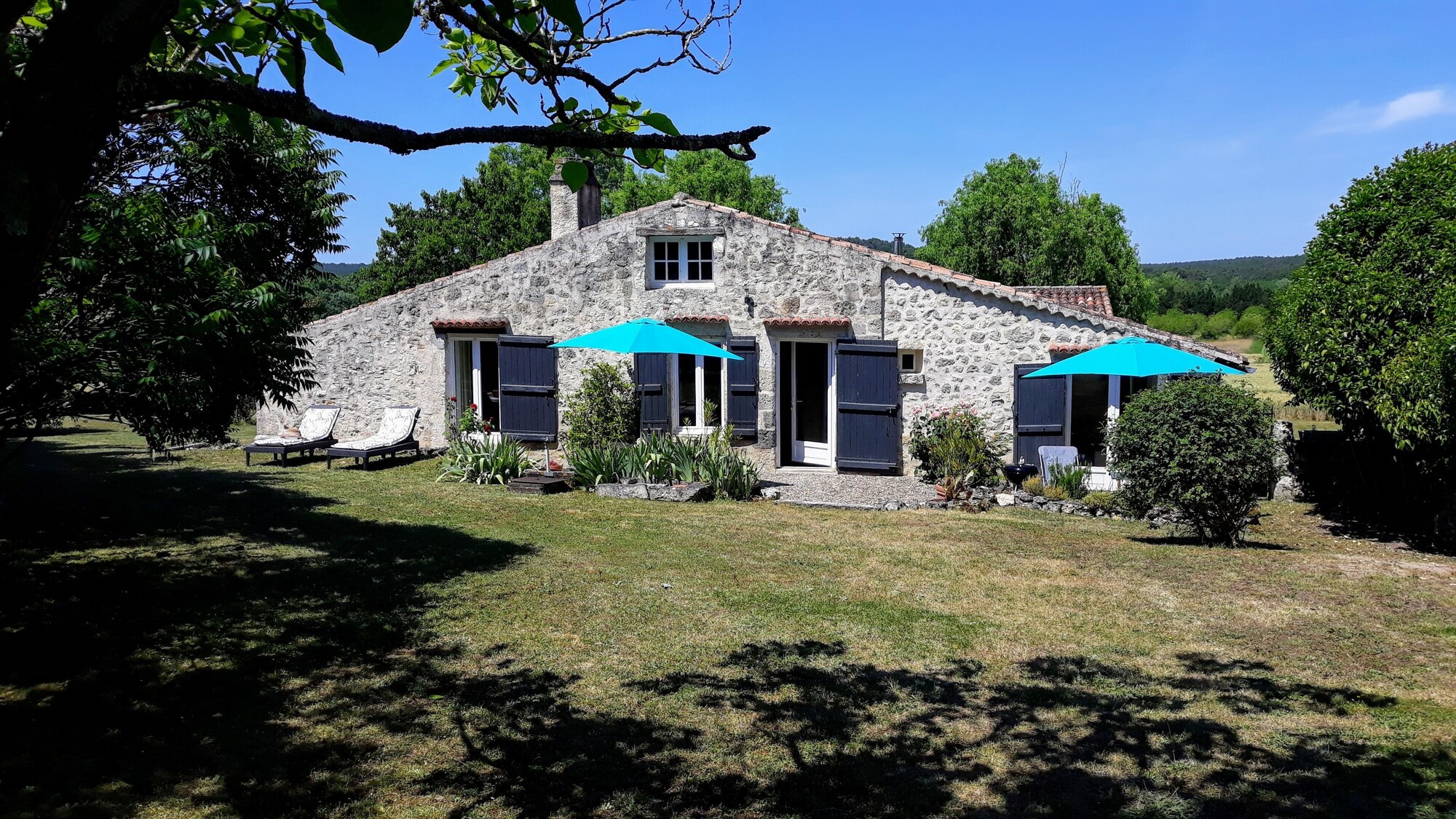 découvrez le charme et l'authenticité du toit gascogne, un élément architectural emblématique du sud-ouest de la france, alliant tradition et esthétisme. explorez ses caractéristiques uniques et son impact sur le paysage local.