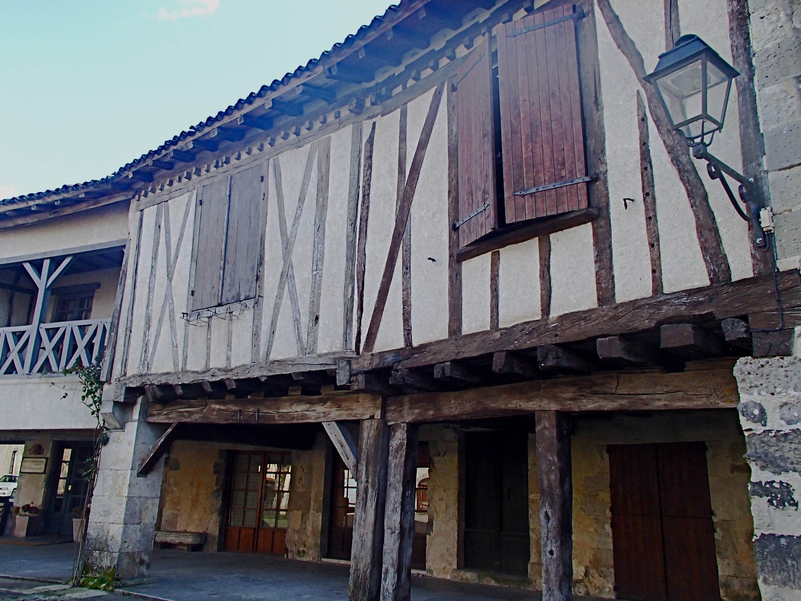 découvrez l'authenticité et le charme du toit gascon, une architecture typique du sud-ouest de la france. explorez ses caractéristiques uniques, son histoire et son impact sur le paysage culturel de la région.