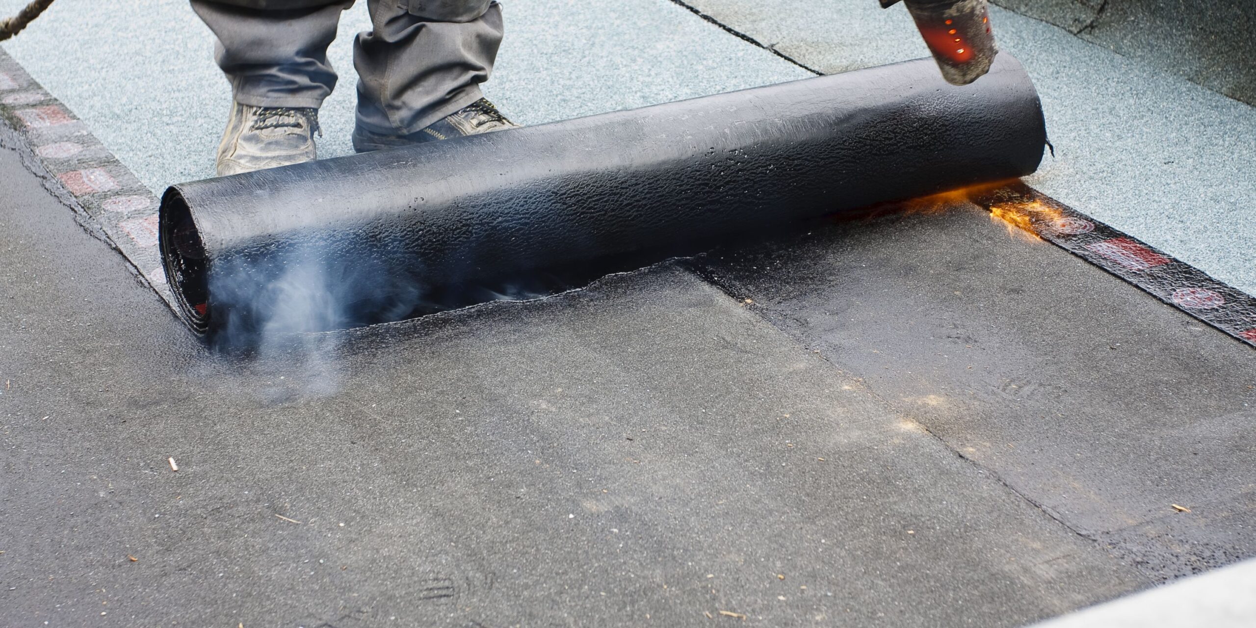 découvrez tout ce qu'il faut savoir sur les toits en goudron : avantages, installation et entretien pour une toiture durable et résistante aux intempéries.