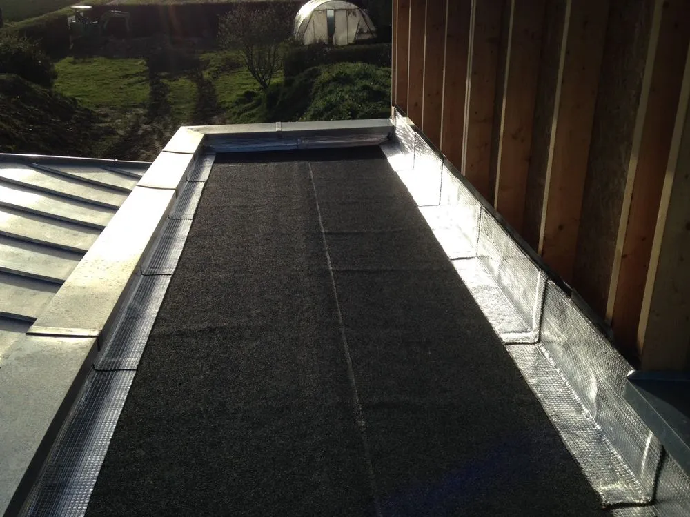 découvrez tout ce qu'il faut savoir sur le toit goudron, ses avantages, son installation et son entretien. optimisez la protection de votre habitation grâce à ce revêtement durable et résistant aux intempéries.