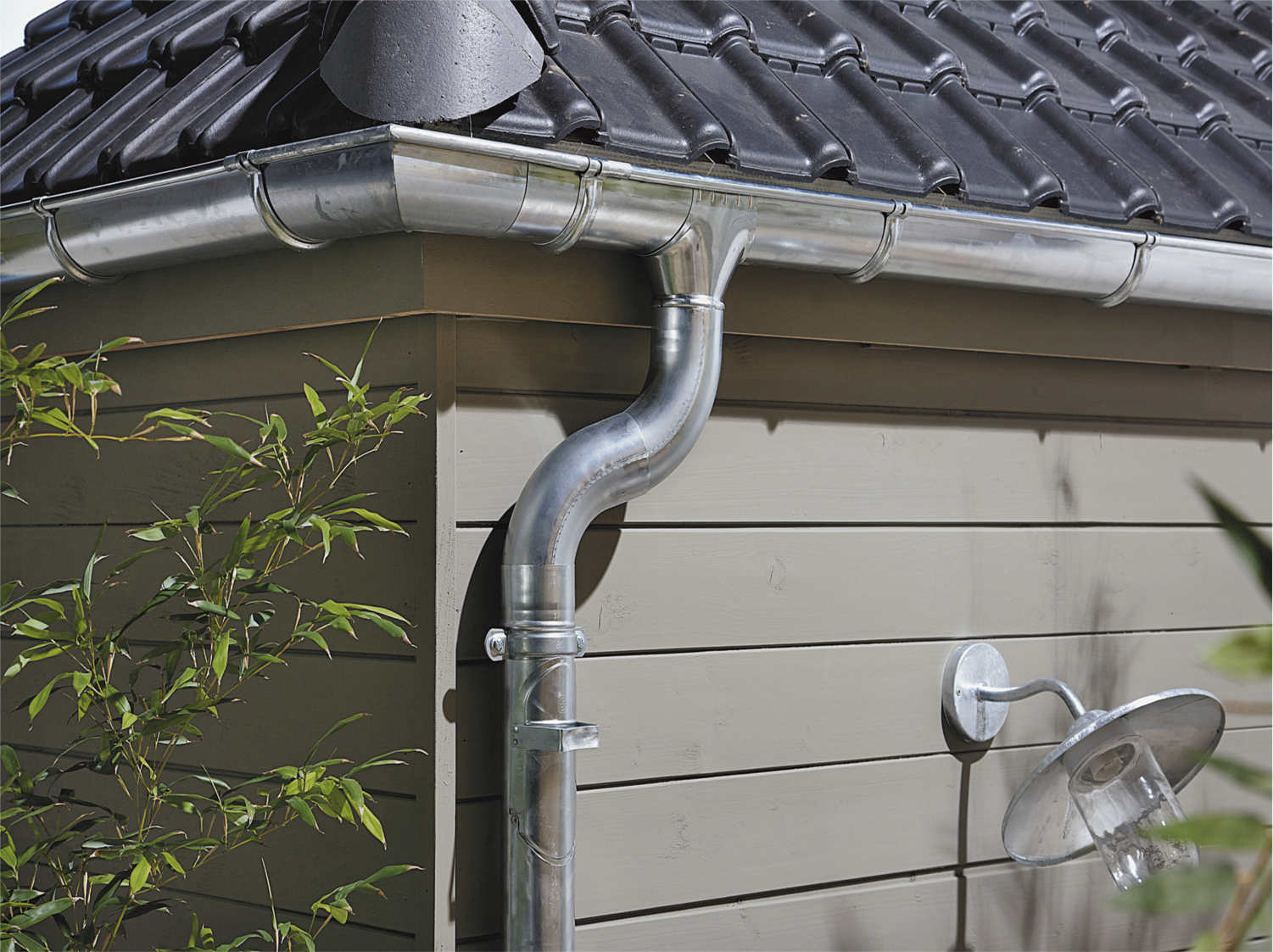 découvrez tout ce qu'il faut savoir sur l'installation et l'entretien des toits et gouttières. protégez votre maison des intempéries avec nos conseils pratiques et astuces pour un toit durable et une gouttière efficace.