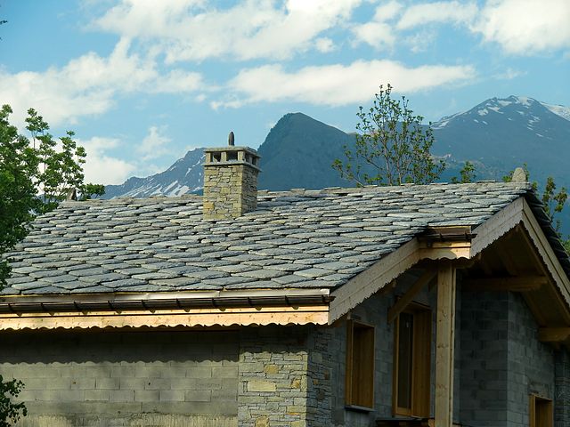 découvrez l'art du toit en lauze, une tradition architecturale authentique qui allie esthétique et durabilité. explorez les avantages de ce matériau naturel, son charme intemporel et son intégration harmonieuse dans le paysage. apprenez comment un toit en lauze peut valoriser votre habitation tout en respectant l'environnement.