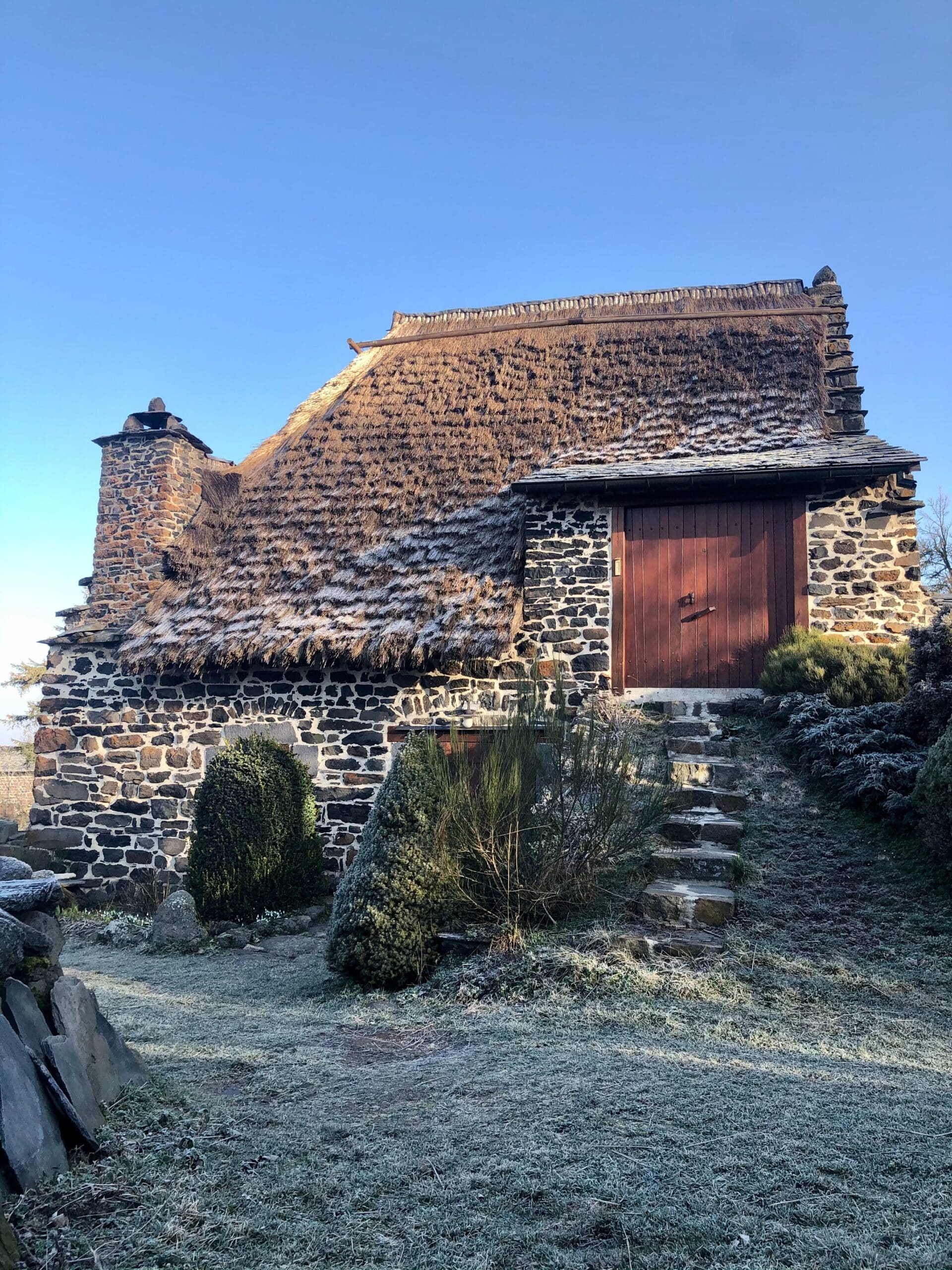 découvrez l'élégance et la durabilité des toits en lauze en savoie. ce matériau traditionnel, typique des alpes, offre une esthétique unique tout en assurant une protection optimale contre les intempéries. explorez les caractéristiques, avantages et l'art de la pose de lauze pour sublimer votre habitation traditionnelle ou contemporaine.