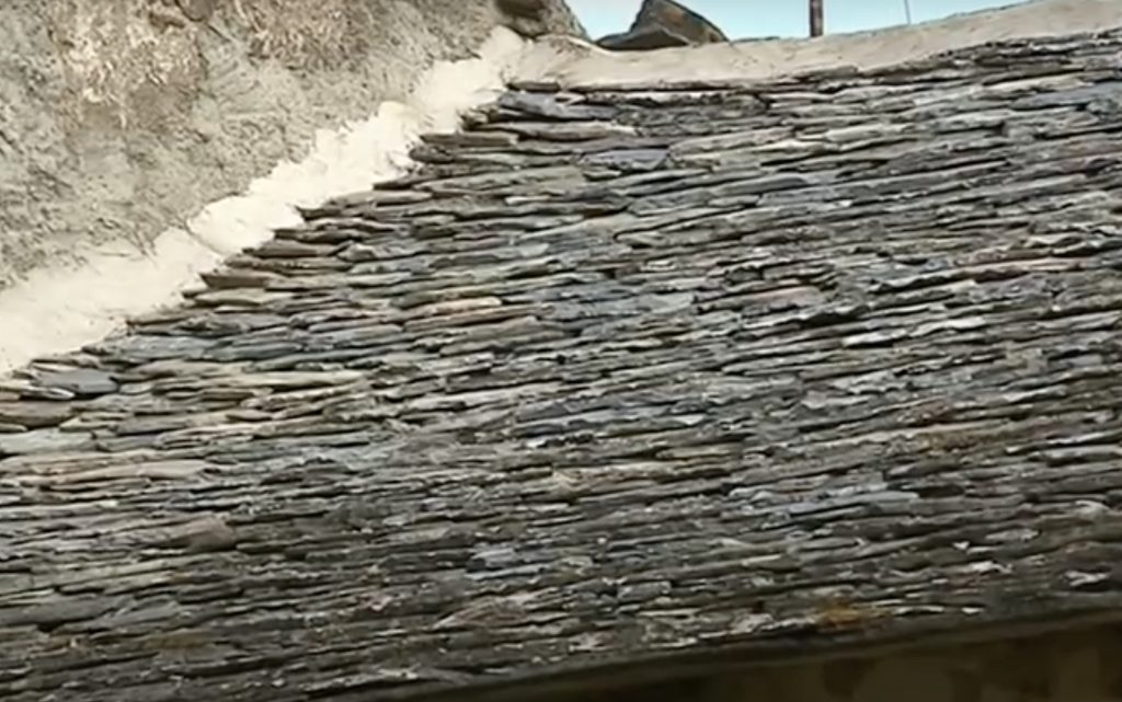 découvrez tout sur le toit lauze, une technique de couverture traditionnelle en pierre qui allie esthétique et durabilité. apprenez les avantages de ce matériau naturel pour votre maison et explorez des conseils d'entretien pour préserver son charme authentique.