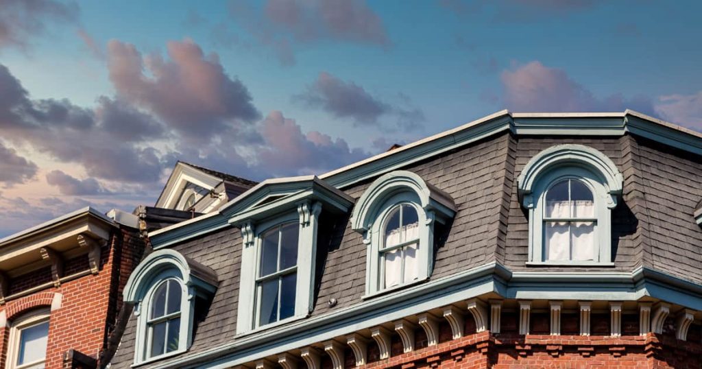 découvrez les avantages et le charme du toit mansardé, une architecture idéale pour optimiser l'espace et apporter une touche d'élégance à votre habitation. apprenez-en plus sur son esthétique, ses caractéristiques et son aménagement.