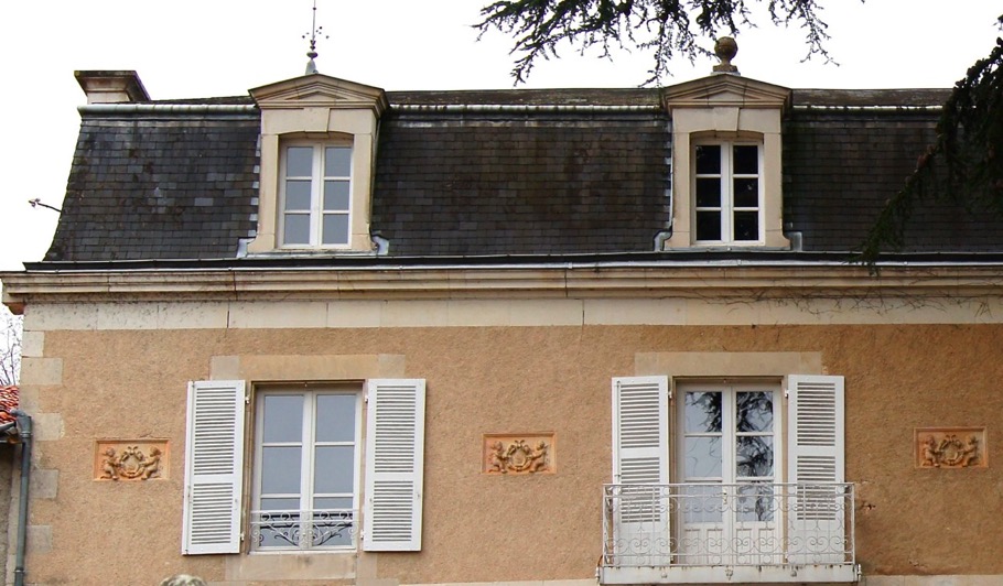 découvrez tout ce qu'il faut savoir sur les toits mansardés, un élément architectural élégant qui combine style et fonctionnalité. apprenez leurs caractéristiques, avantages et comment ils peuvent transformer votre espace de vie.