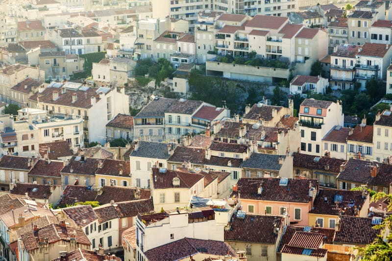 découvrez les meilleurs toits de marseille, offrant des vues imprenables sur la ville et la mer. profitez d'espaces uniques pour des événements, des restaurants panoramiques et des moments de détente au cœur de la cité phocéenne.