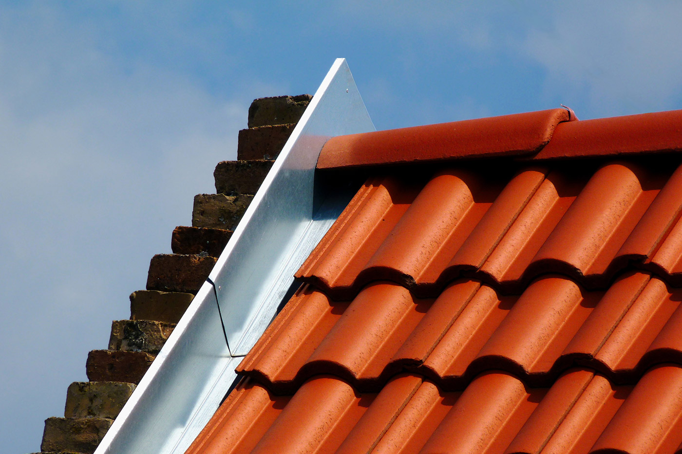 découvrez des solutions de toiture à prix réduits avec notre guide complet. obtenez des conseils pour choisir un toit moins cher sans compromettre la qualité. faites des économies tout en protégeant votre maison.