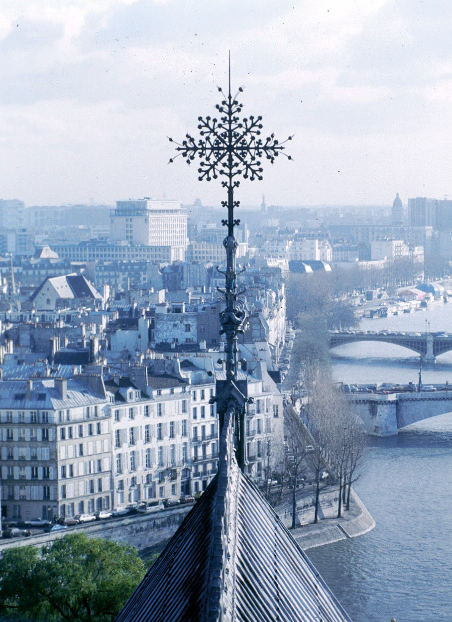 découvrez le toit emblématique de notre-dame, une merveille architecturale de paris, offrant une vue époustouflante sur la ville et révélant l'histoire fascinante de cette cathédrale emblématique.