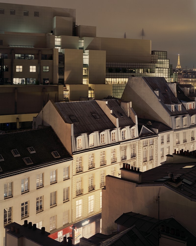 découvrez le toit de l'opéra, un espace unique offrant une vue panoramique imprenable sur la ville. profitez d'événements culturels, de moments de détente et explorez l'architecture fascinante de ce lieu emblématique.