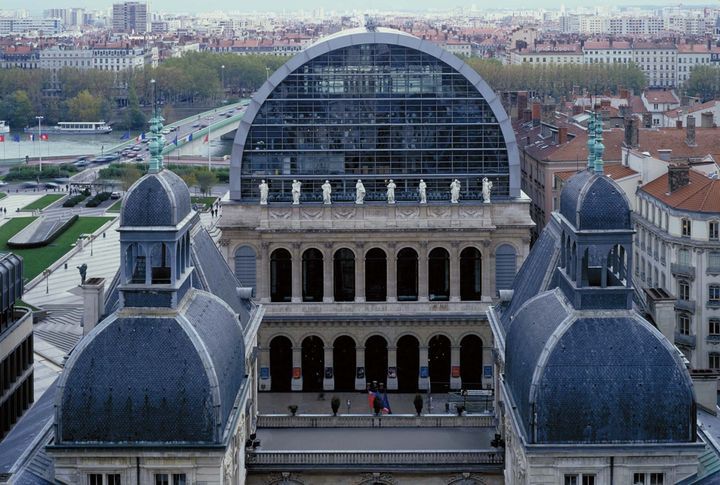 découvrez le toit de l'opéra, un lieu d'exception offrant une vue imprenable sur la ville. plongez dans l'histoire, l'architecture et la magie de cet espace unique qui allie culture et panorama. un incontournable pour les amateurs d'art et de paysages urbains.