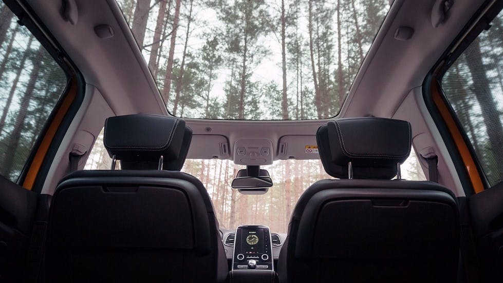 découvrez l'élégance d'un toit panoramique, offrant une vue imprenable sur les paysages environnants. idéal pour profiter de la lumière naturelle et d'une expérience de vie en plein air, ce type de toiture transforme votre espace en un havre de paix et de beauté. parfait pour les amateurs de design moderne et de confort.