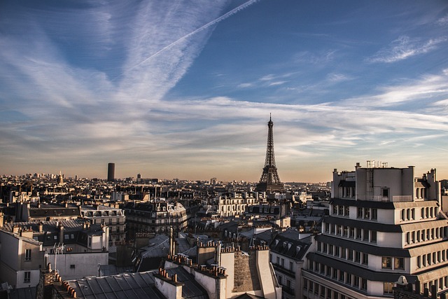 découvrez les plus beaux toits de paris, un panorama exceptionnel qui offre une vue imprenable sur la ville lumière. explorez les terrasses, balcons et rooftops emblématiques pour une expérience inoubliable.