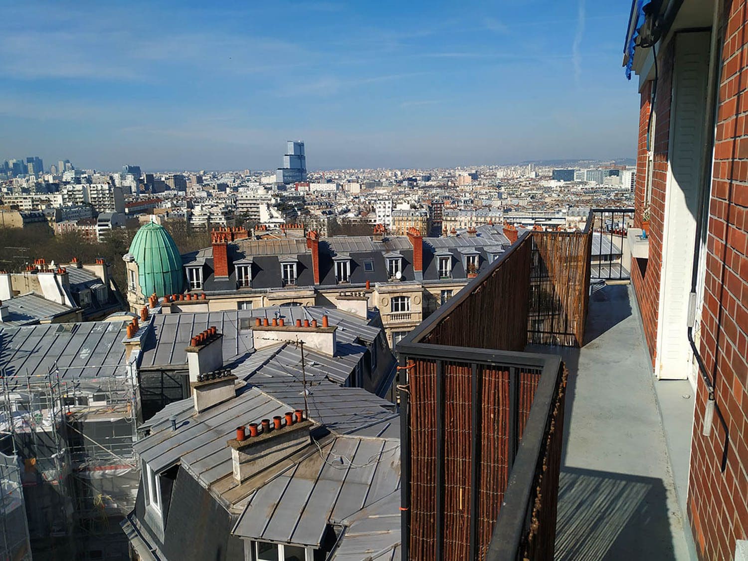 découvrez les toits emblématiques du 14ème arrondissement de paris, offrant une vue imprenable sur la ville lumière. idéal pour les amateurs d'architecture et de panoramas urbains, cet article vous plonge dans l'univers des toits parisiens.