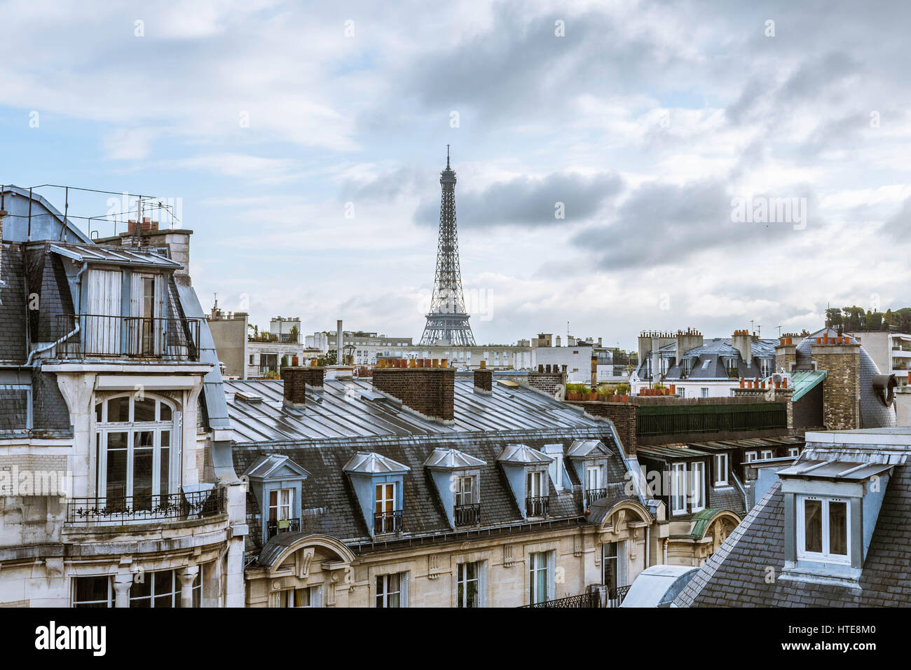 découvrez les plus beaux toits de paris, offrant une vue imprenable sur la ville des lumières. profitez de panoramas uniques, d'espaces de détente et de bars panoramiques. explorez la magie de la capitale française depuis ses hauteurs.