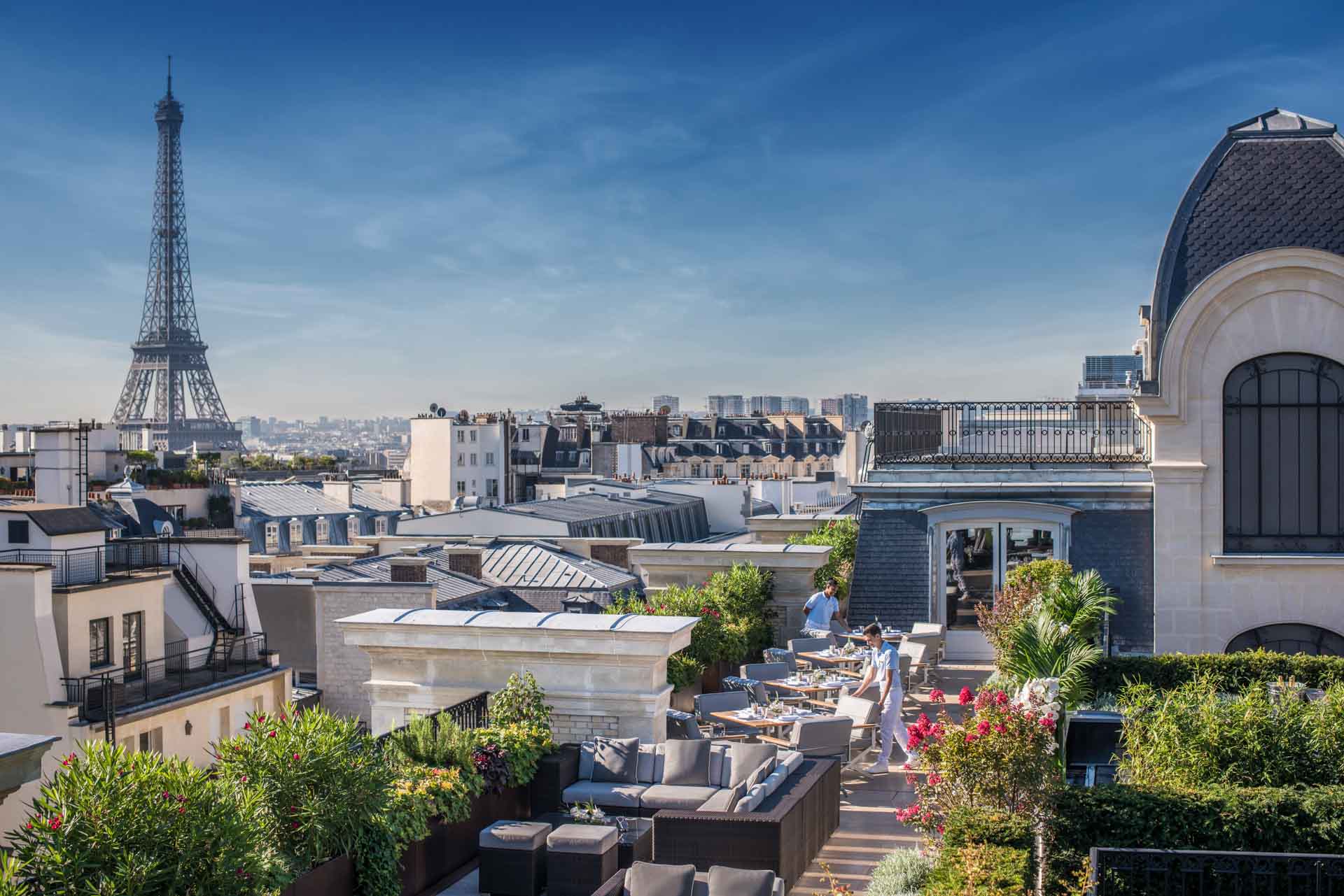 découvrez les toits emblématiques de paris, offrant des vues imprenables sur la ville lumière. explorez des balcons verdoyants, des terrasses ensoleillées et des espaces uniques où l'architecture rencontre la beauté. parfait pour vos sorties, dîners romantiques ou moments de détente.