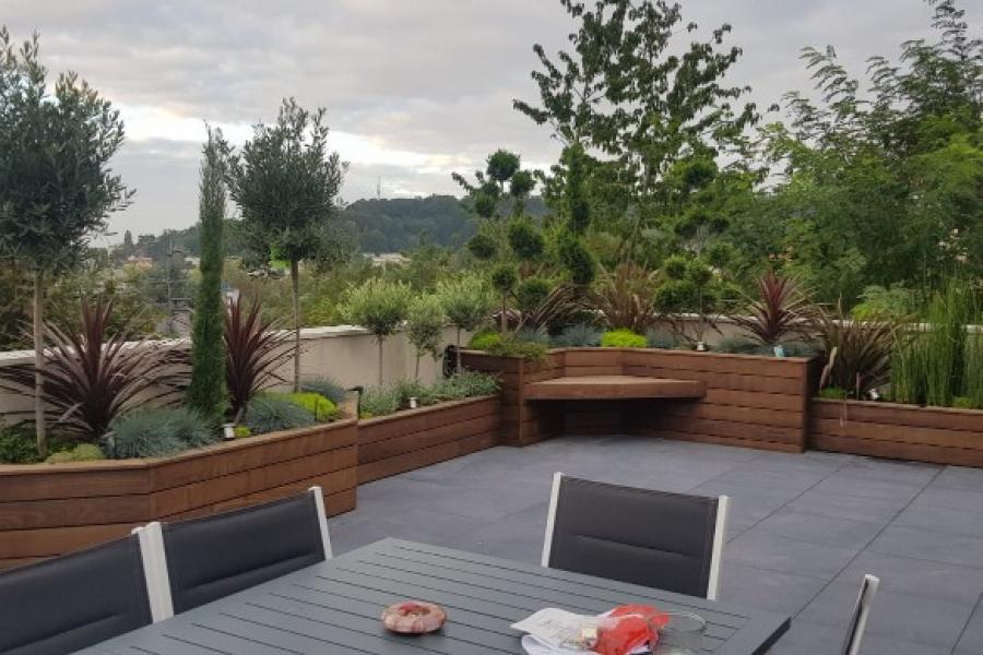 découvrez l'art de vivre en plein air avec un toit patio qui offre protection et confort. transformez votre espace extérieur en un oasis de détente, idéal pour vos soirées entre amis ou vos moments de tranquillité. optez pour le style et la modernité avec nos différentes options de toits patios.