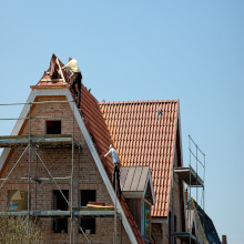 découvrez tout sur les toits en pente : avantages, types, matériaux et conseils d'installation pour embellir votre maison tout en assurant une excellente drainage et une esthétique unique.