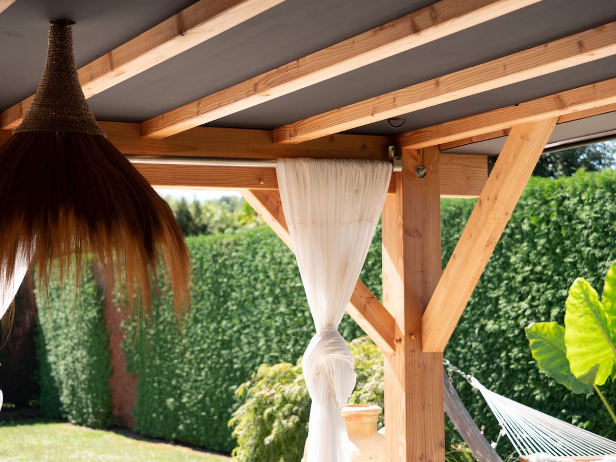 découvrez notre sélection de toits en pergola en bois, alliant élégance et fonctionnalité. idéales pour créer un espace extérieur agréable et ombragé, nos pergolas en bois s'intègrent harmonieusement dans votre jardin. optimisez votre confort et ajoutez une touche esthétique à votre extérieur avec nos solutions sur mesure.