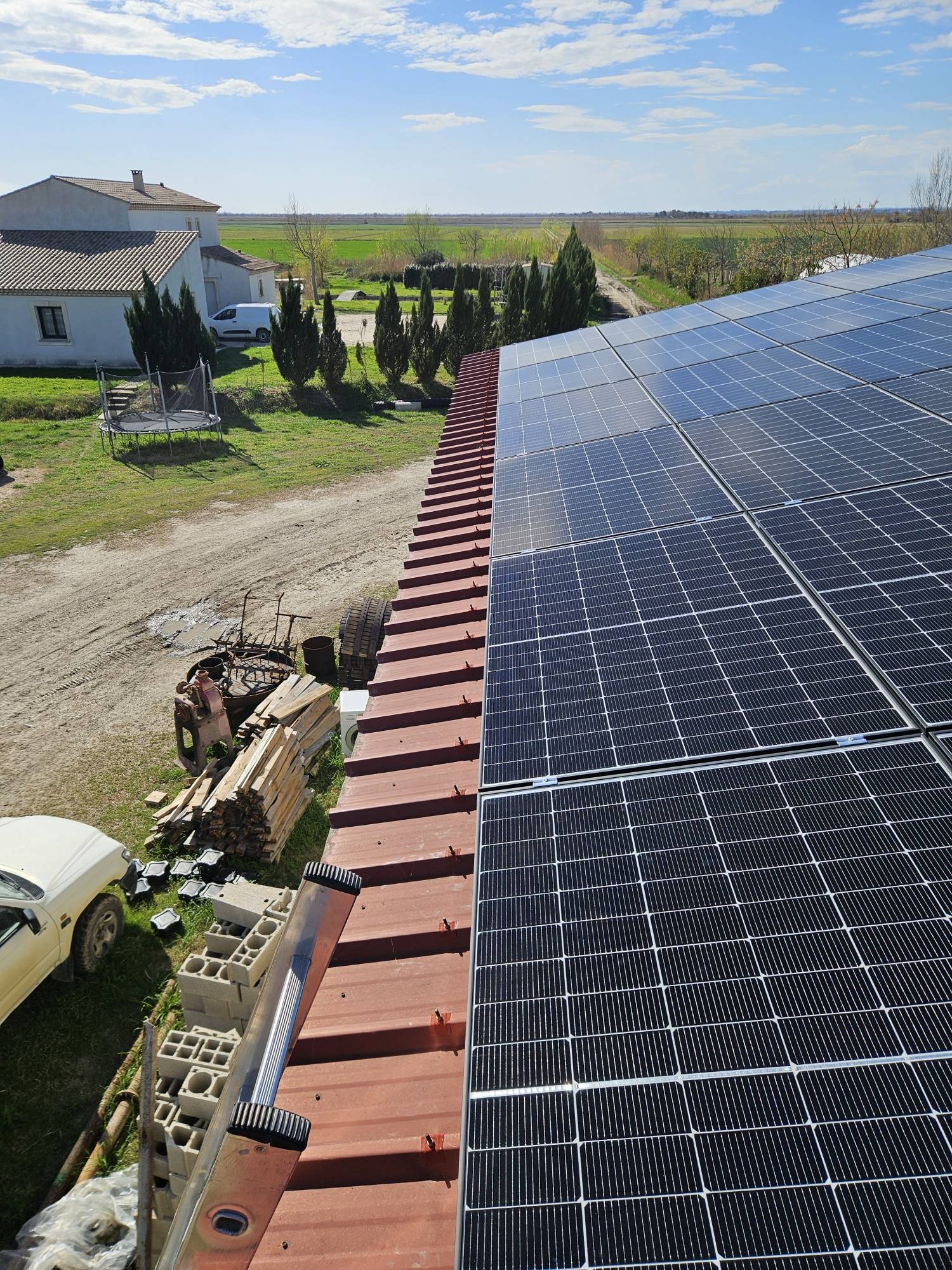 découvrez comment un toit photovoltaïque peut contribuer au développement durable en produisant de l'énergie renouvelable, en réduisant les factures d'électricité et en préservant l'environnement. explorez les avantages économiques et écologiques d'un investissement dans l'énergie solaire.