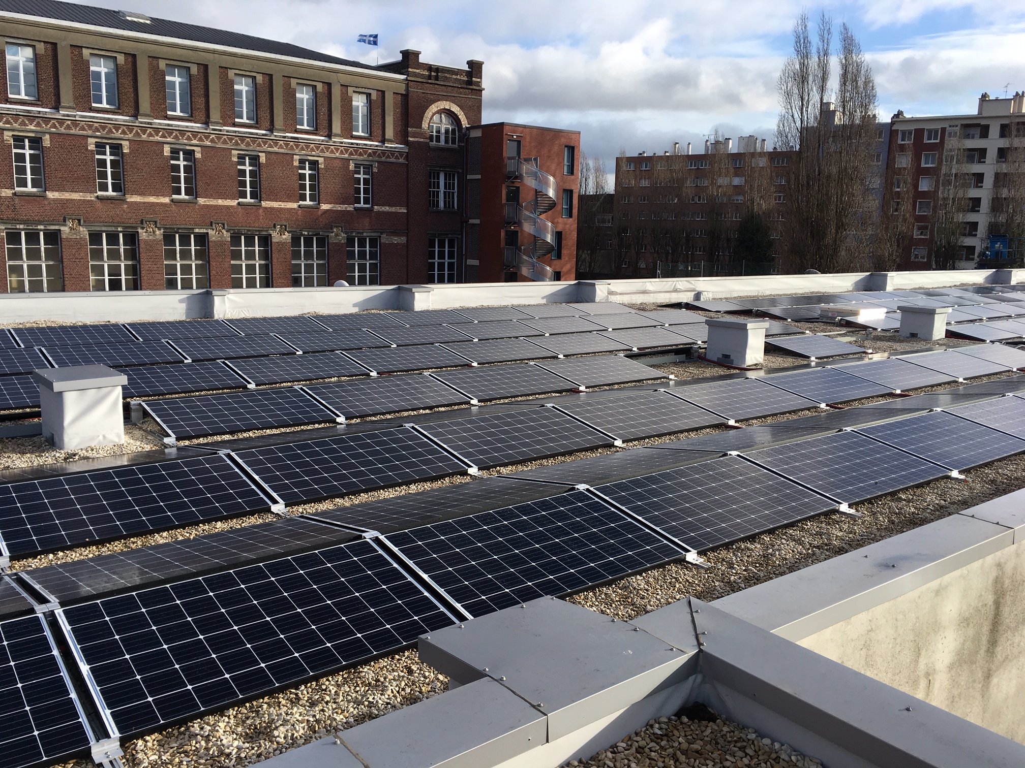 découvrez les avantages d'un toit photovoltaïque : une solution économique et écologique pour produire votre propre énergie solaire, réduire vos factures d'électricité et contribuer à la protection de l'environnement.