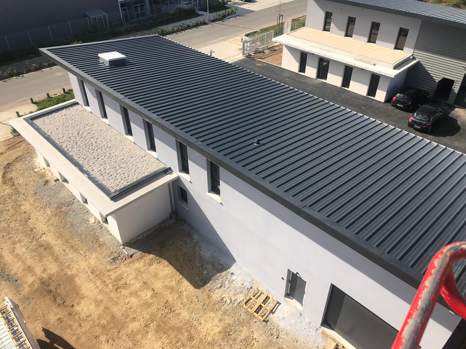 découvrez les avantages du toit plat en acier : durable, esthétique et résistant aux intempéries. idéal pour tous les projets de construction contemporaine, il allie modernité et performance tout en offrant une excellente isolation thermique.