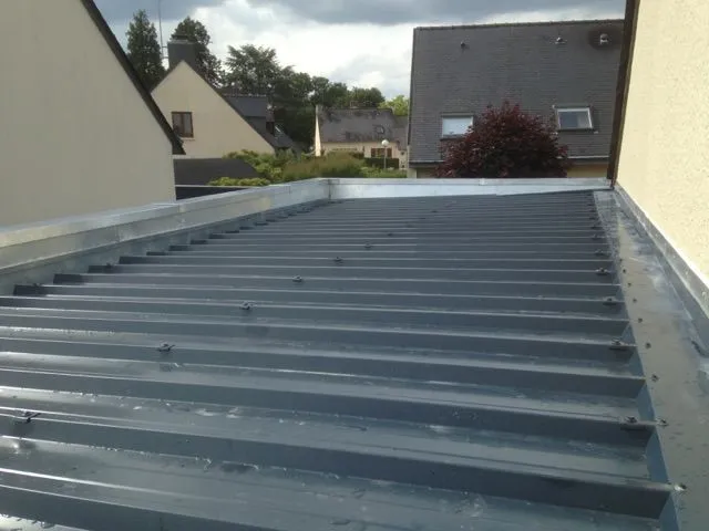 découvrez les avantages d'un toit plat en bac acier : une solution durable, esthétique et économique pour vos projets. idéal pour une meilleure gestion des eaux de pluie et une isolation performante.