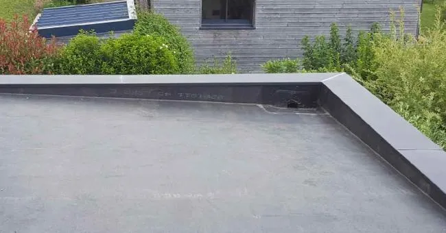 découvrez tout ce qu'il faut savoir sur les toits plats en epdm, un matériau durable et étanche. apprenez les avantages, les techniques d'installation et les conseils d'entretien pour garantir une protection optimale de votre bâtiment.