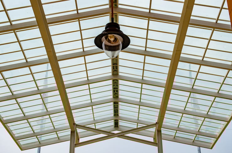 découvrez les avantages des toits en polycarbonate : légers, résistants et économiques, ils offrent une protection optimale tout en laissant passer la lumière naturelle. idéaux pour vos abris, vérandas ou pergolas.