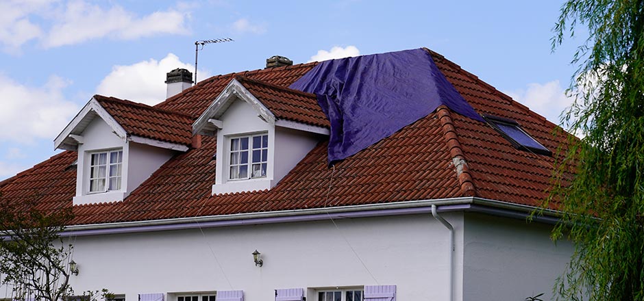 découvrez les causes et solutions pour un toit qui fuit. protégez votre habitation des dégâts des eaux avec nos conseils d'experts et nos méthodes d'intervention efficaces.
