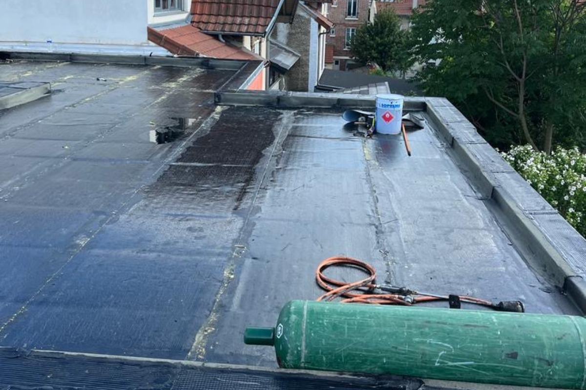 découvrez les causes et solutions pour un toit qui fuit. protégez votre maison des dégâts d'eau et apprenez comment détecter et réparer rapidement les fuites de toiture pour assurer le confort et la sécurité de votre habitat.