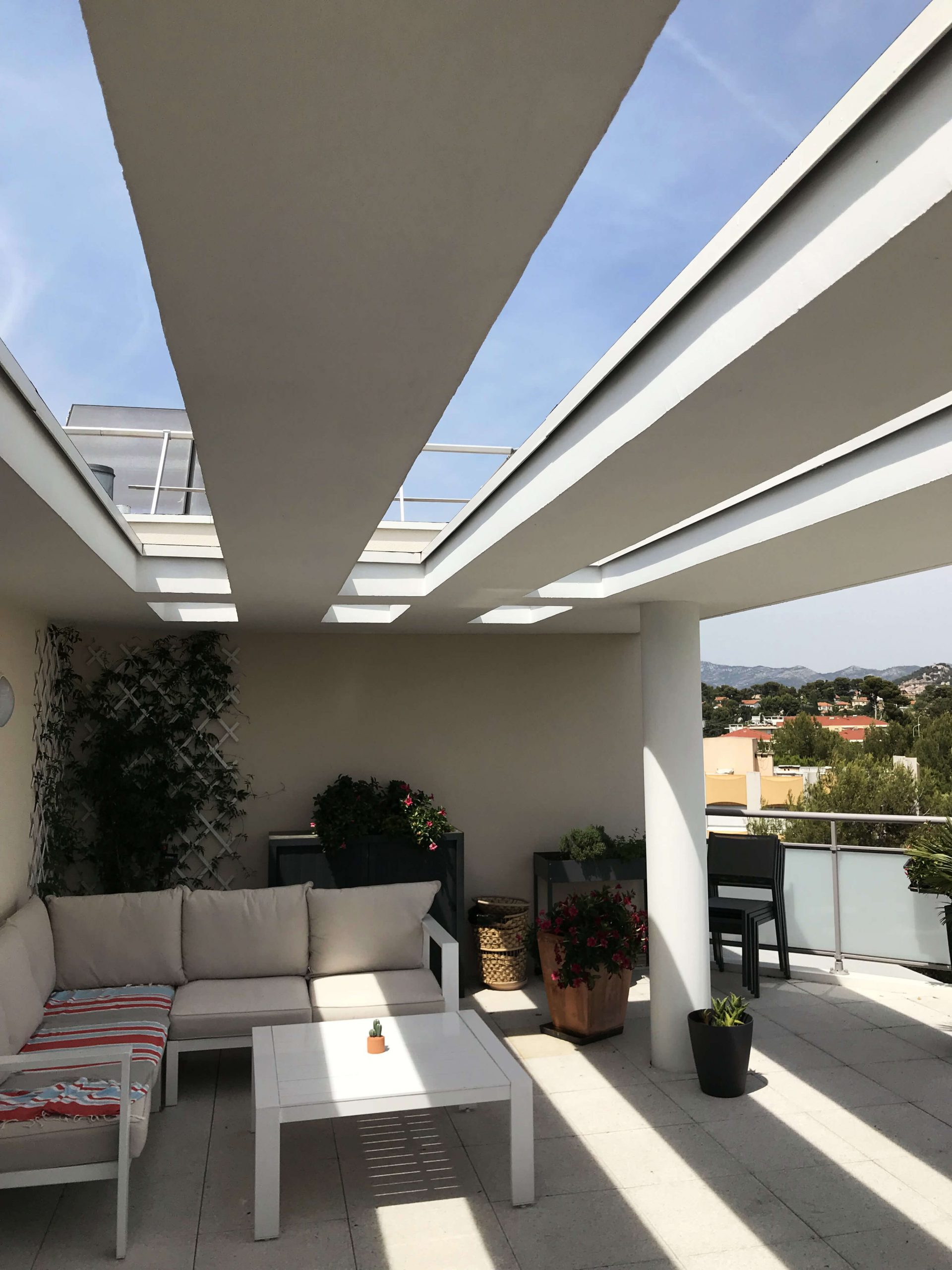 découvrez les avantages et l'innovation du toit rétractable, une solution moderne et esthétique pour maximiser l'espace de votre terrasse ou jardin. profitez de la lumière naturelle tout en bénéficiant d'une protection efficace contre les intempéries.