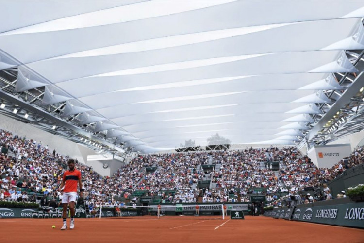 découvrez le toit emblématique de roland-garros, une prouesse architecturale qui offre une expérience unique aux fans de tennis. profitez des matches sous un ciel dégagé et vivez l'intensité du grand chelem dans un cadre moderne et accueillant.