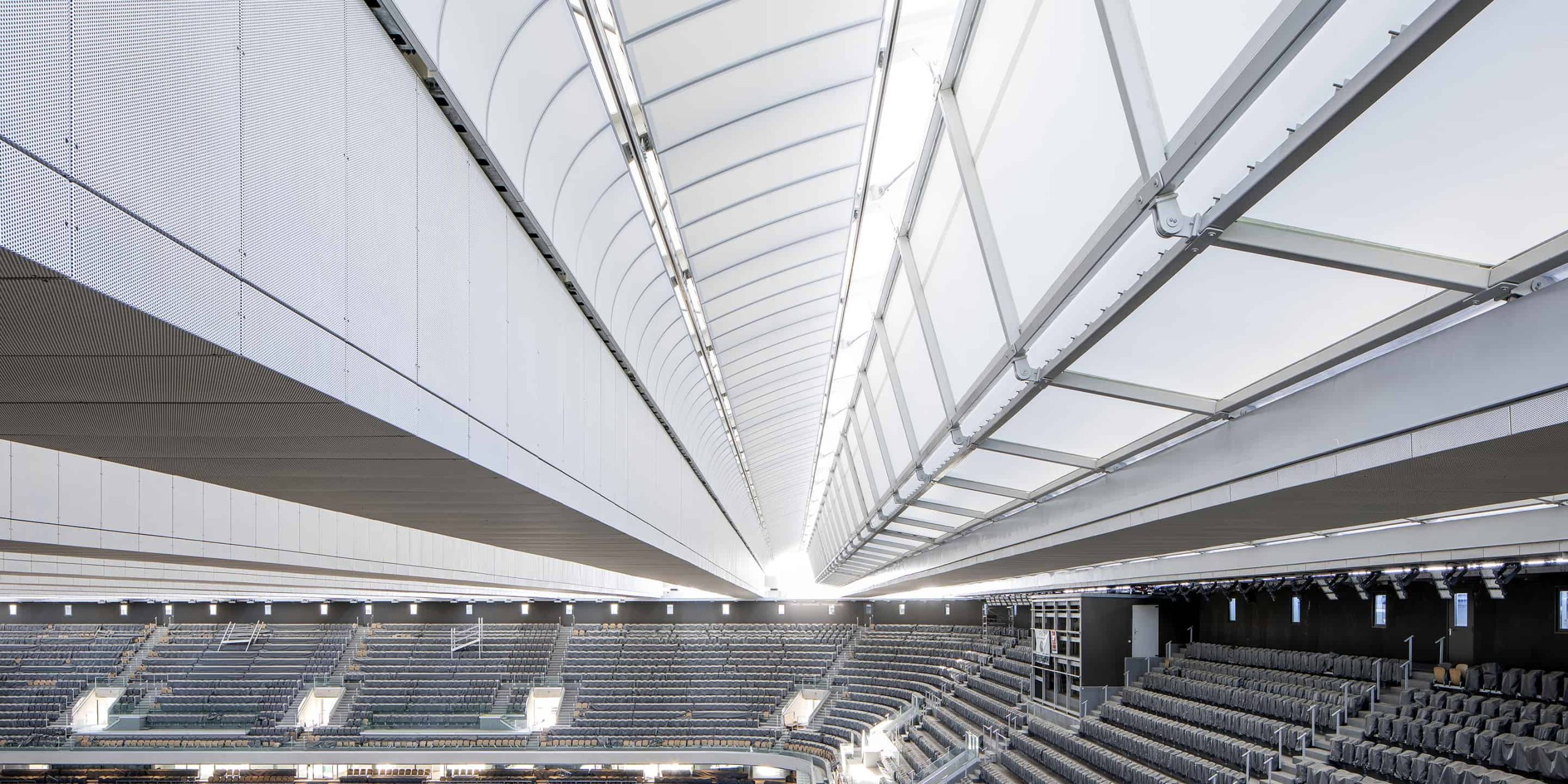 découvrez le toit emblématique de roland-garros, une avancée architecturale révolutionnaire qui offre une expérience de jeu inédite, tout en préservant l'élégance et l'héritage du tennis français. assistez aux grands matchs sous ce toit innovant.