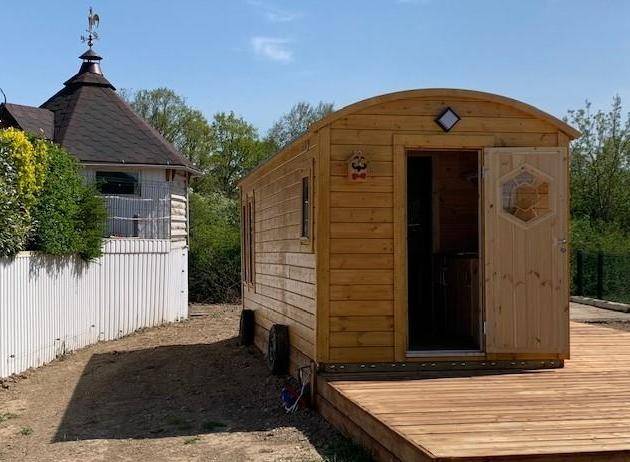 découvrez le toit roulotte : une solution pratique et esthétique pour protéger votre espace en plein air. idéal pour les campeurs et les voyageurs, il allie confort et fonctionnalité, tout en vous offrant une expérience unique en pleine nature.