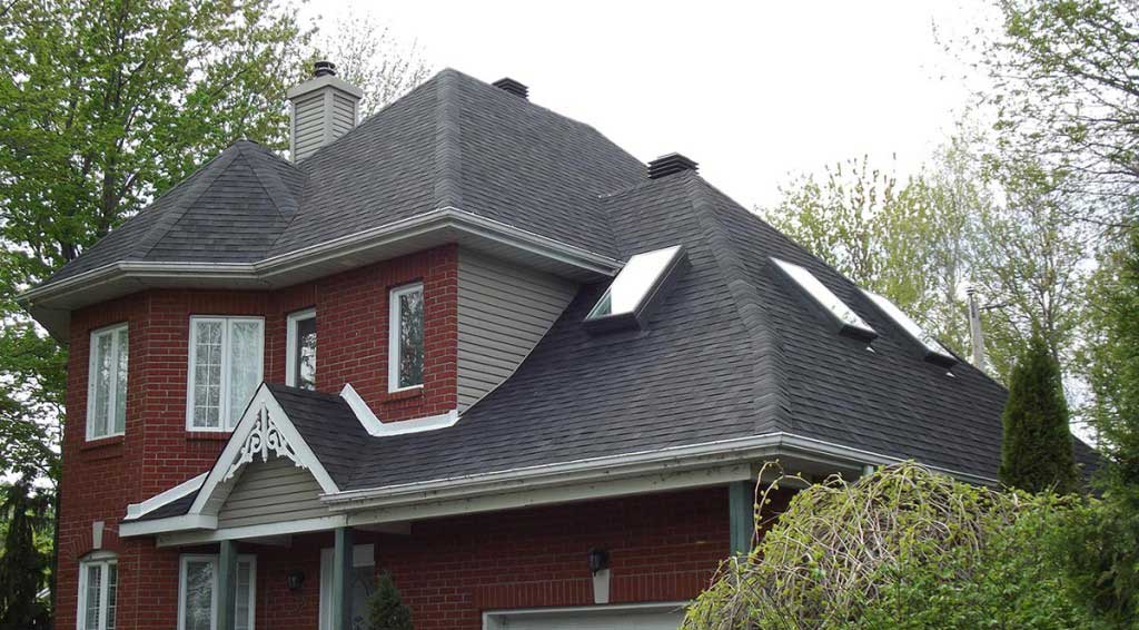 découvrez tout ce qu'il faut savoir sur les toits en shingle : avantages, types, entretien et conseils d'installation pour garantir une couverture durable et esthétique à votre maison.