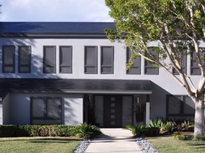 découvrez le toit solaire tesla, une solution innovante alliant esthétique et performance énergétique. transformez votre maison en une centrale électrique solaire élégante et durable tout en réduisant votre empreinte carbone.