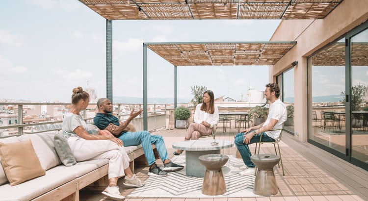 découvrez le charme unique d'un toit terrasse : un espace extérieur idéal pour profiter du soleil, des vues panoramiques et de moments de détente. transformez votre toiture en un véritable havre de paix.
