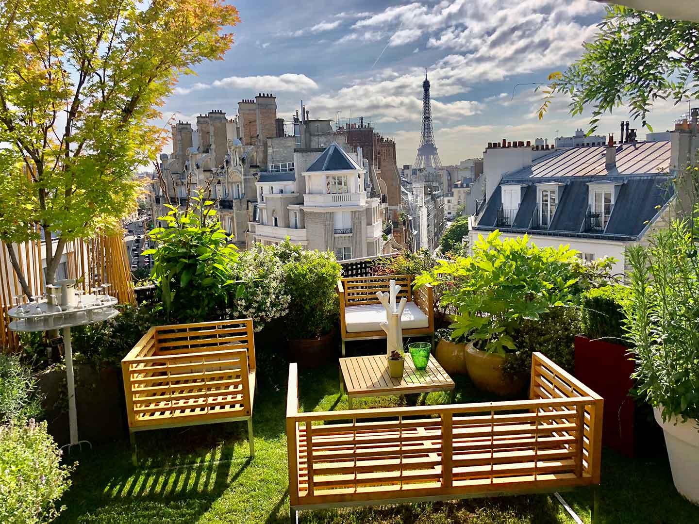 découvrez les avantages d'un toit terrasse : un espace de vie extérieure moderne et chaleureux, parfait pour profiter de la nature en pleine ville. aménagez votre rooftop pour des moments de détente et de convivialité.