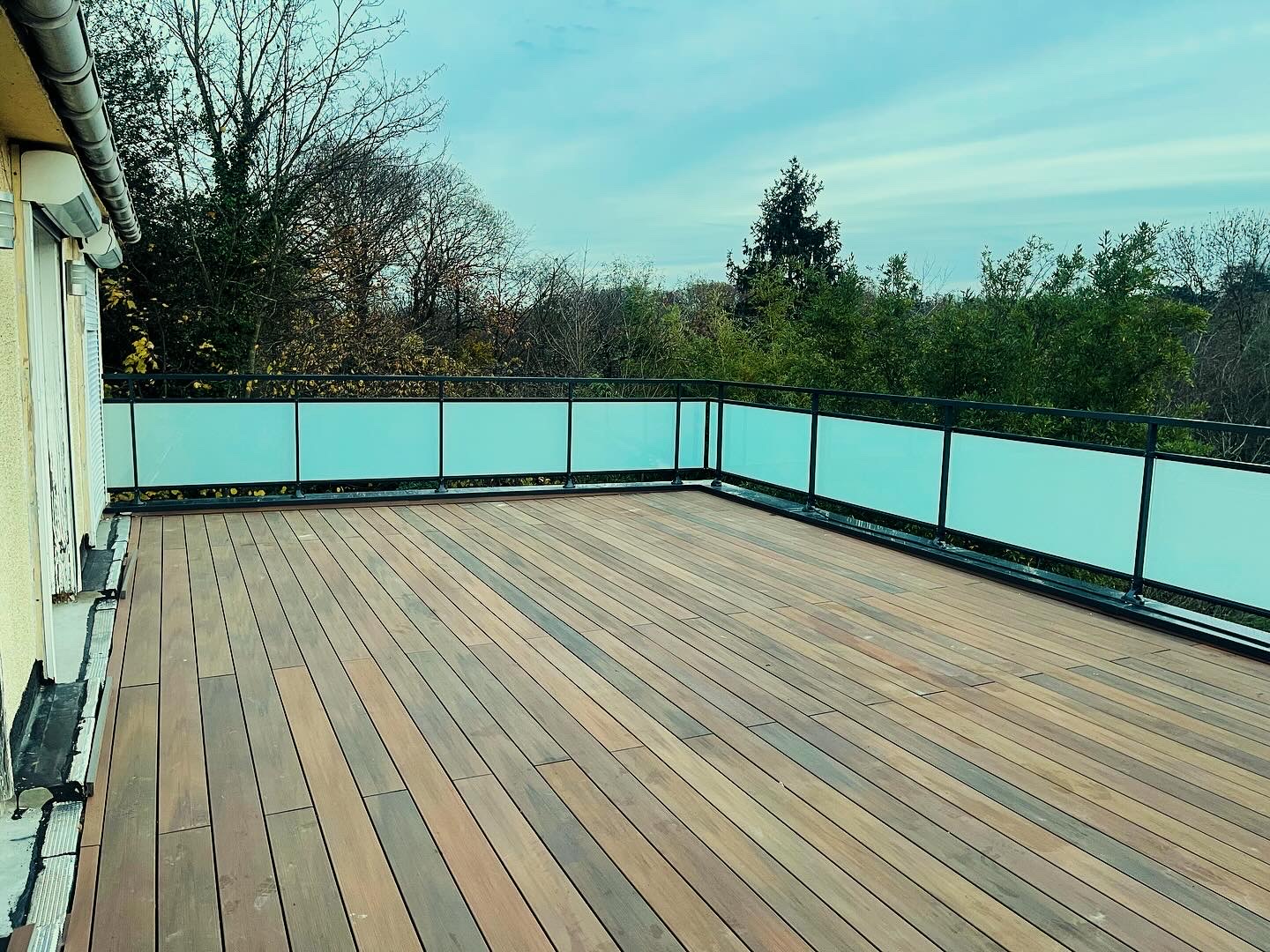 découvrez les avantages d’un toit terrasse : un espace de vie extérieur unique, idéal pour profiter du soleil, aménager un jardin suspendu ou organiser des soirées entre amis. optimisez votre bâtiment avec des solutions innovantes et esthétiques!