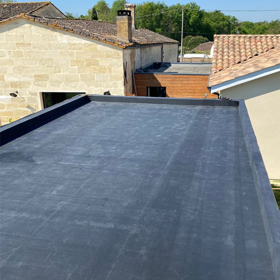 découvrez les avantages du toit terrasse en epdm pour votre maison. profitez d'une isolation efficace, d'une durée de vie prolongée et d'un design moderne. transformez votre espace extérieur en un lieu de détente et de convivialité avec un revêtement durable et étanche.