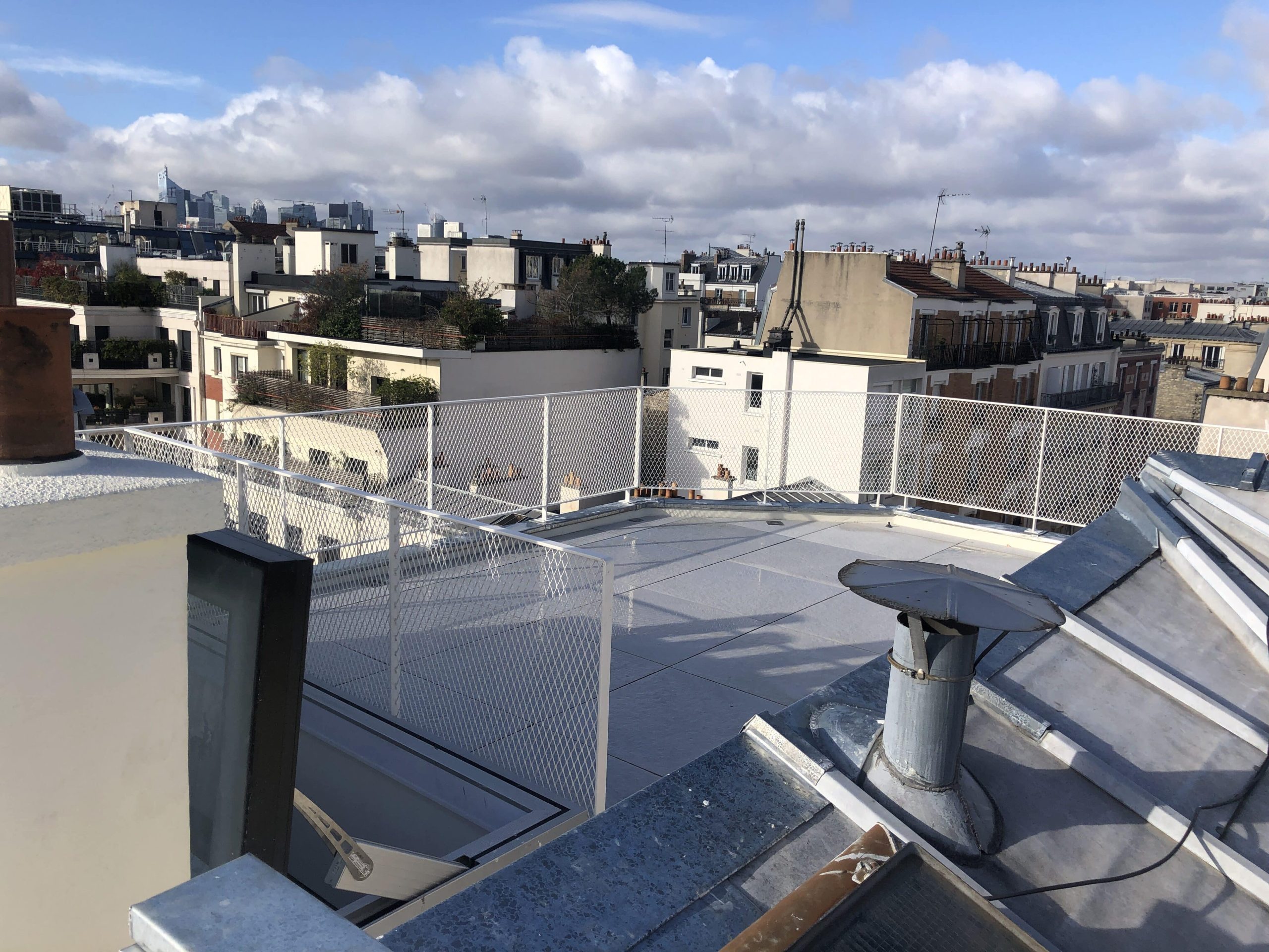 découvrez les magnifiques toits terrasses à paris, offrant une vue imprenable sur la ville lumière. idéal pour se détendre, organiser des événements ou profiter d'un moment de calme au cœur de l'effervescence parisienne.