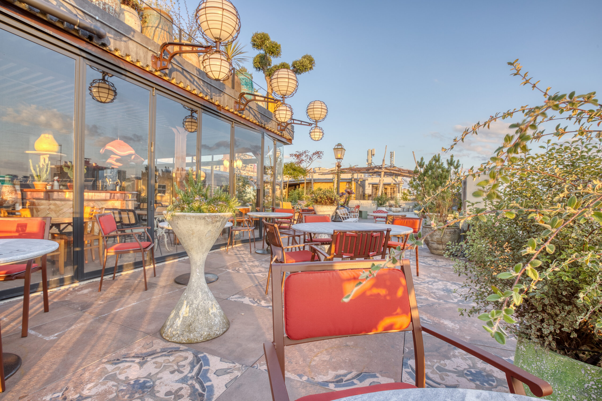 découvrez les toits-terrasses emblématiques de paris, offrant des vues spectaculaires sur la ville lumière. profitez d'espaces uniques pour des moments inoubliables, que ce soit pour un apéritif entre amis ou un dîner romantique. explorez le charme des jardins suspendus et des lounges en plein air au cœur de paris.